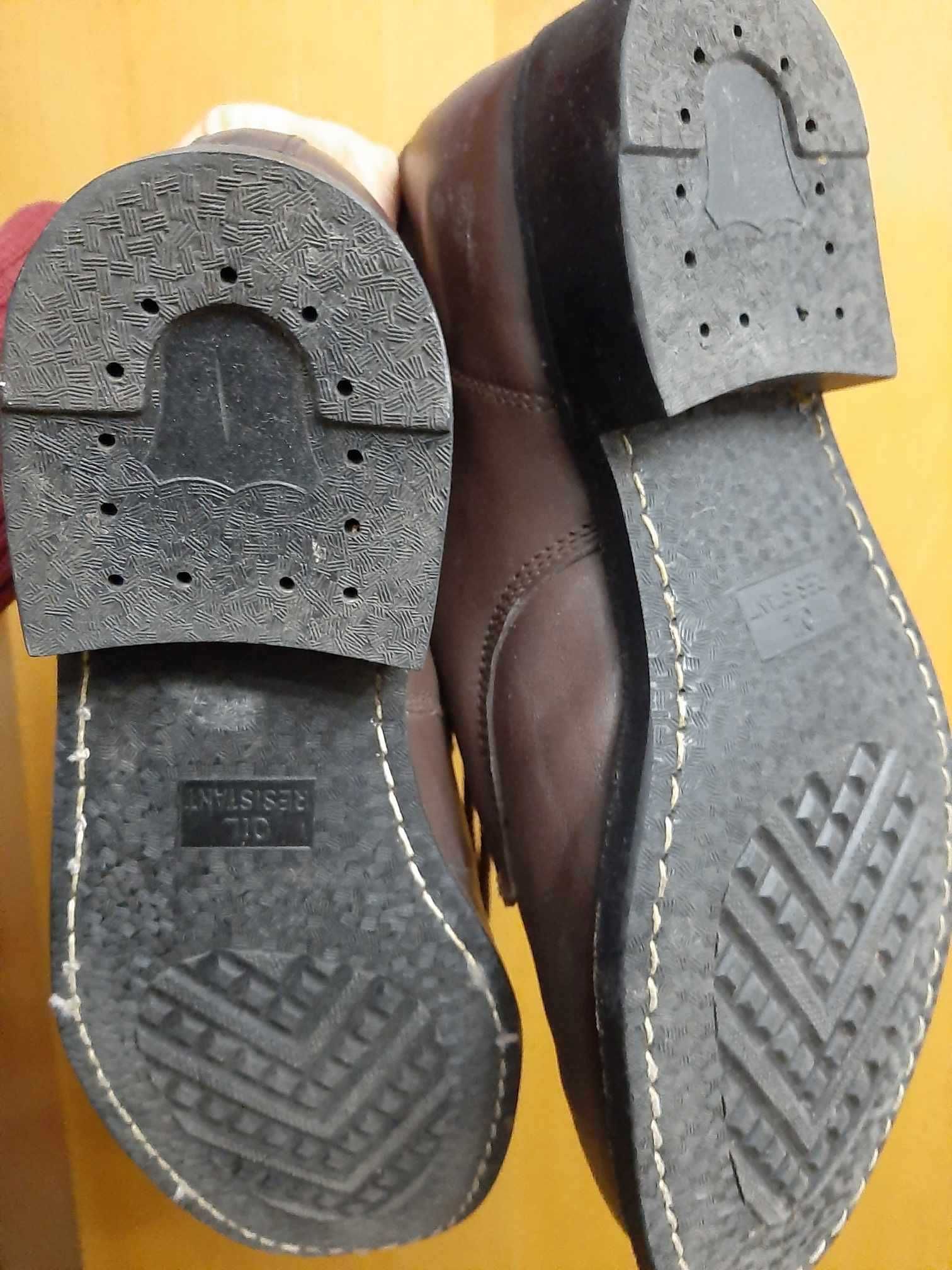 Vand bocanci barbatesti din piele foarte groasa, marime 43-44.