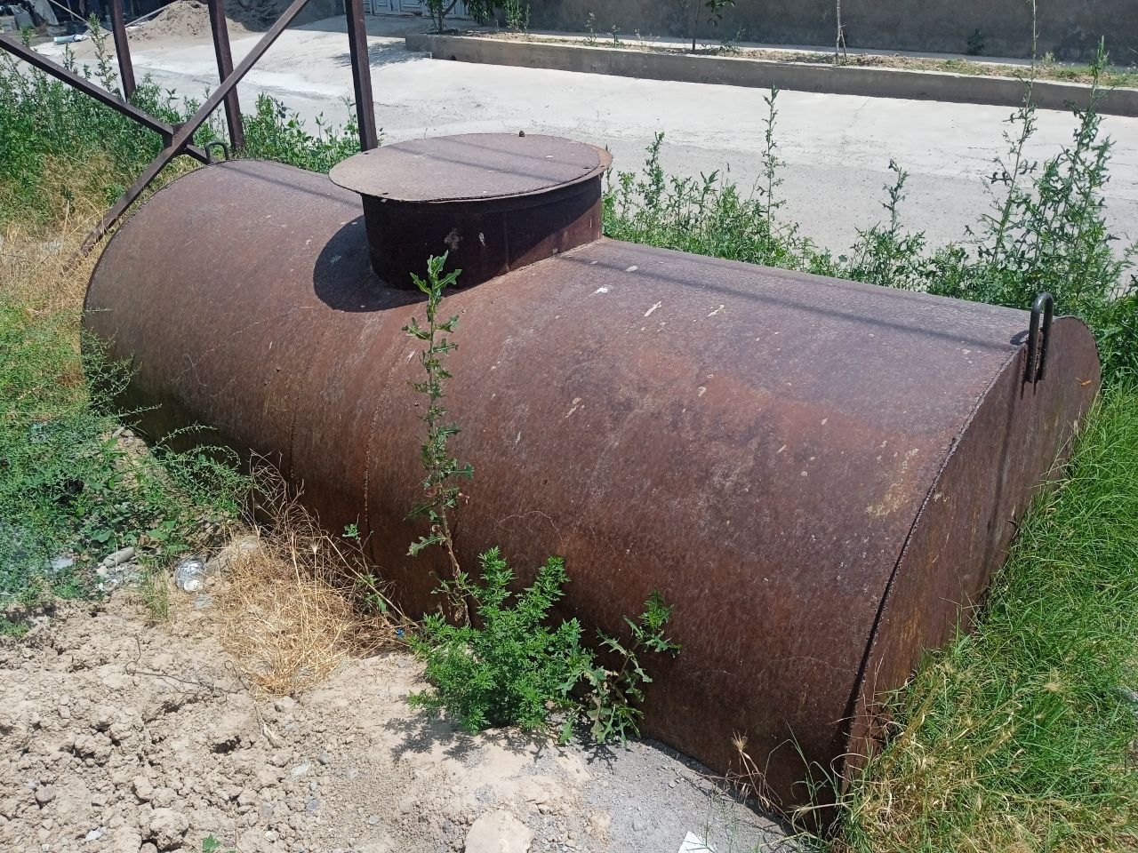 Mo'ykachilar uchun suv bachok : sigʻimi 4 tonna 800 litr but butun.