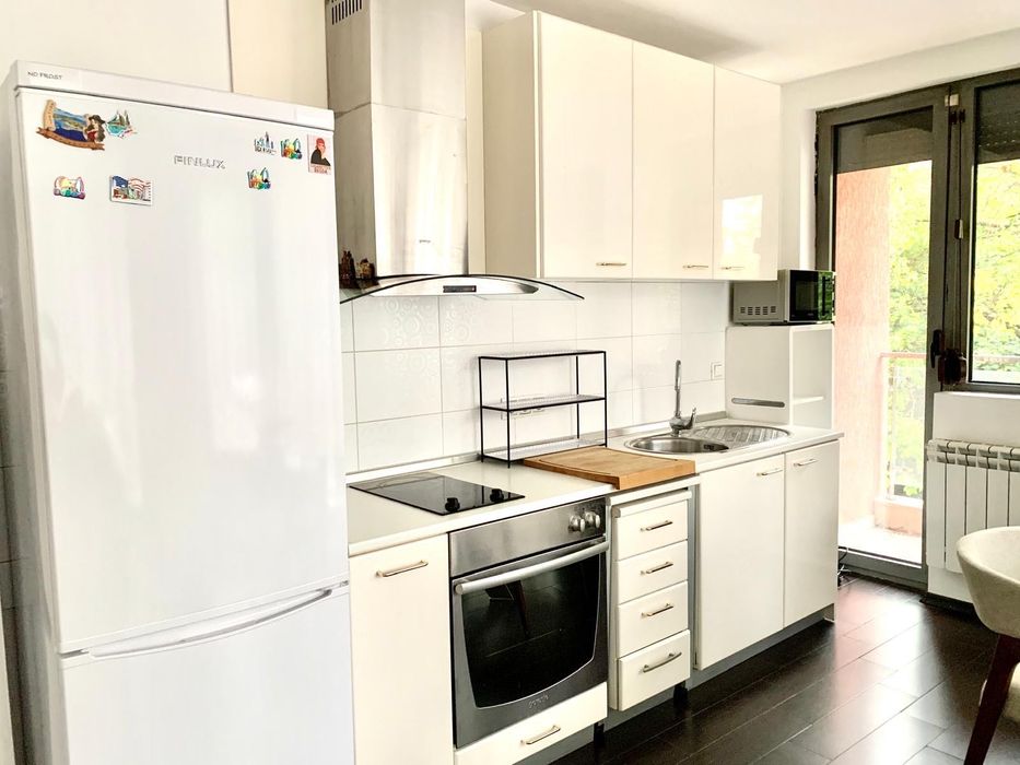 Бяла гланцова кухня с вградени уреди, MDF