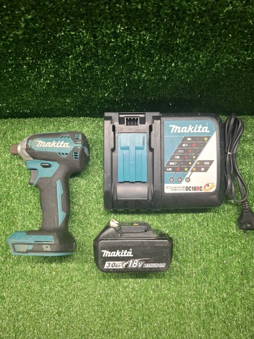 Безчетков импакт на Makita DTD153 с 3 ампера батерия и бързо зарядно.