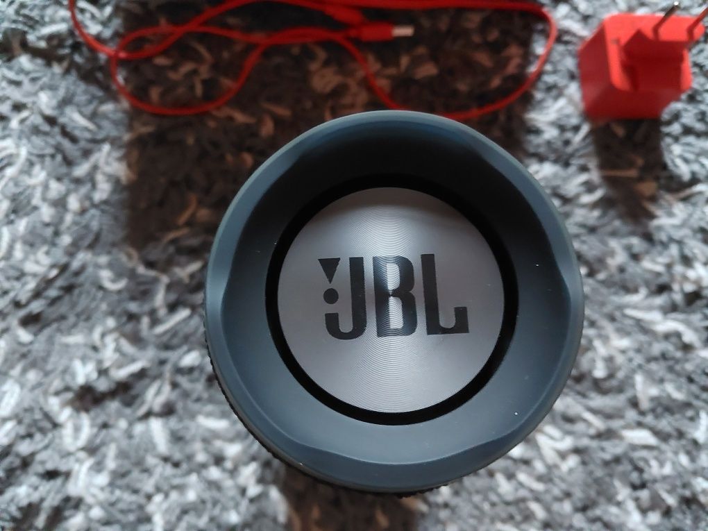 Продавам JBL CHARGE 3