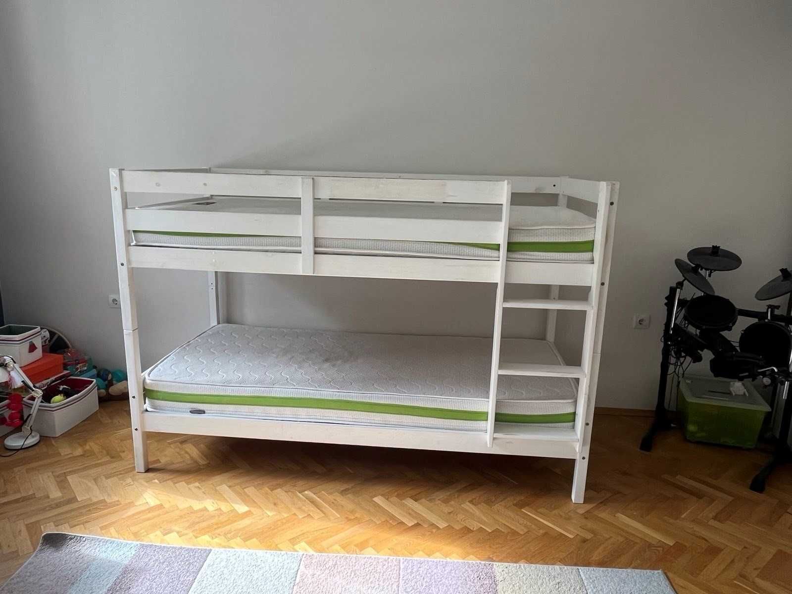 Детско дървено двуетажно легло