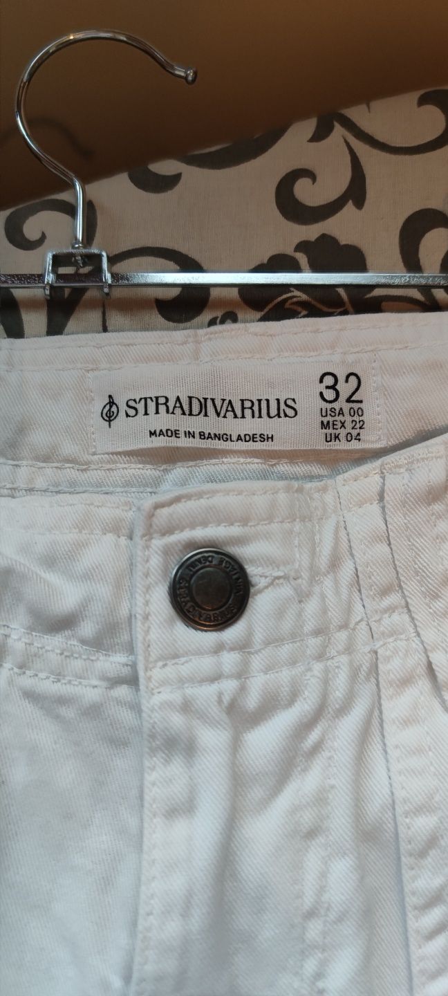 Дънки и бял карго панталон Stradivarius