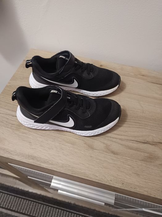 Adidași Nike Revolution