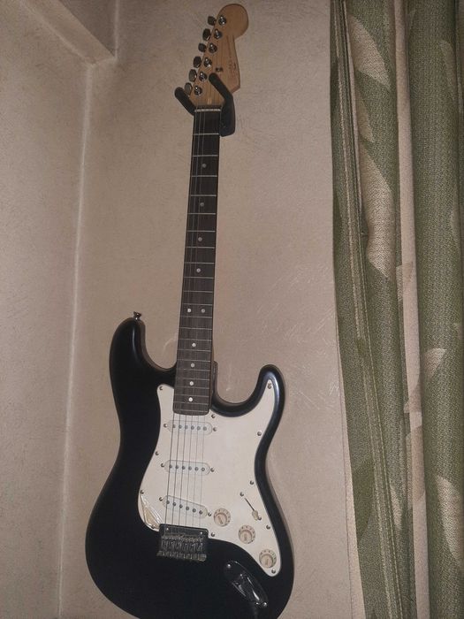 Продам электрогитару Fender Squier Stratocaster Black