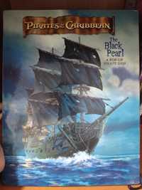 Cartea Pirații din Caraibe cu corabie macheta