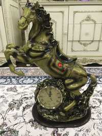 Продам статуэтку Лошадь (конь) с часами