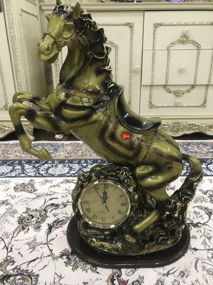 Продам статуэтку Лошадь (конь) с часами