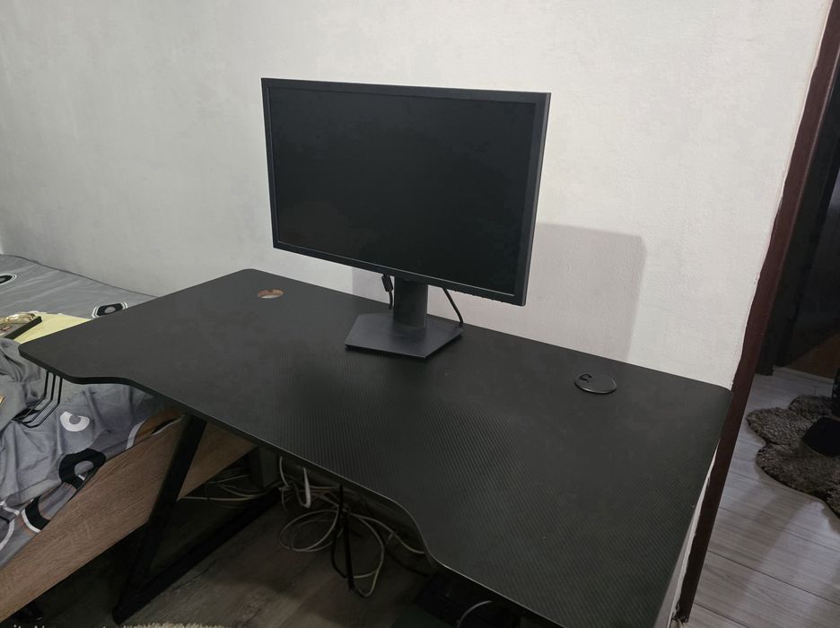 Birou Gaming + Două suporturi.
- Rezoluție 19