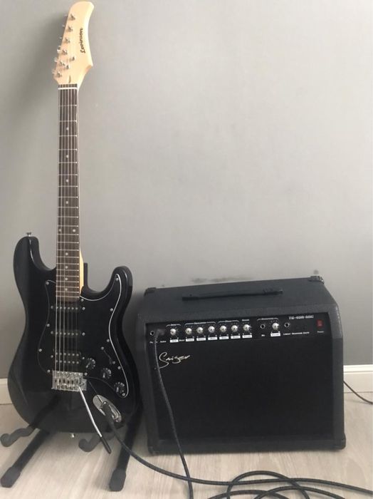 Продам электрогитару Levinson черного цвета с двумя комбиками