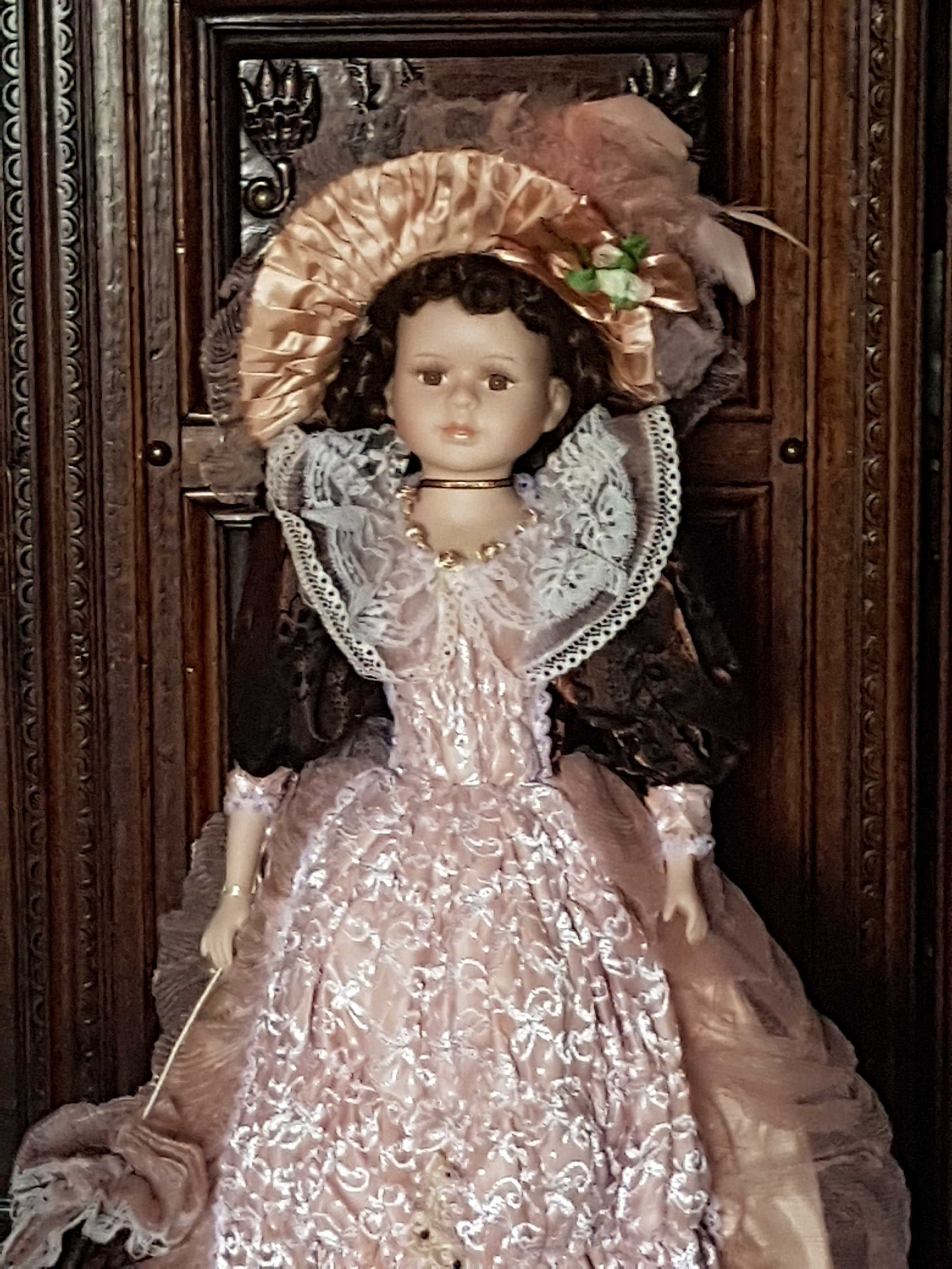 Порцеланова кукла със стойка - 77см