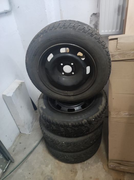 Vand patru anvelope de iarna cu jante 185/65 R 15