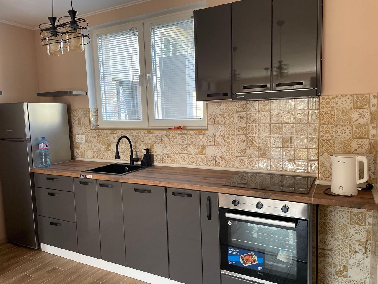 Дава се под наем Тристаен апартамент в София, Център - 89 кв.м за 1100 € - Снимка #1