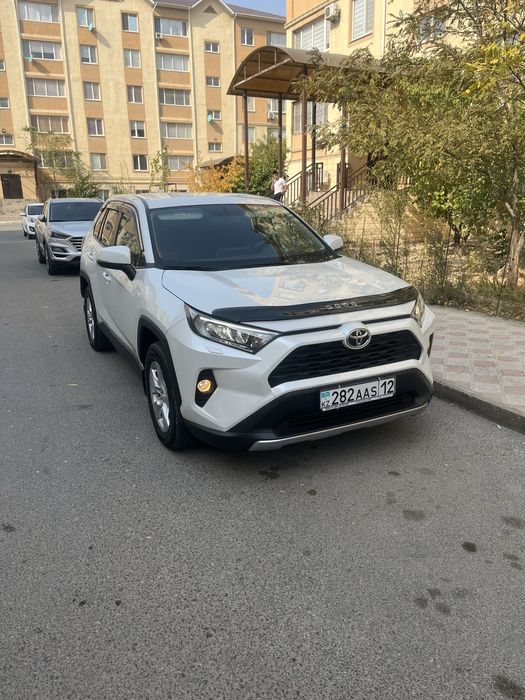 Тойота рав 4 2021' года