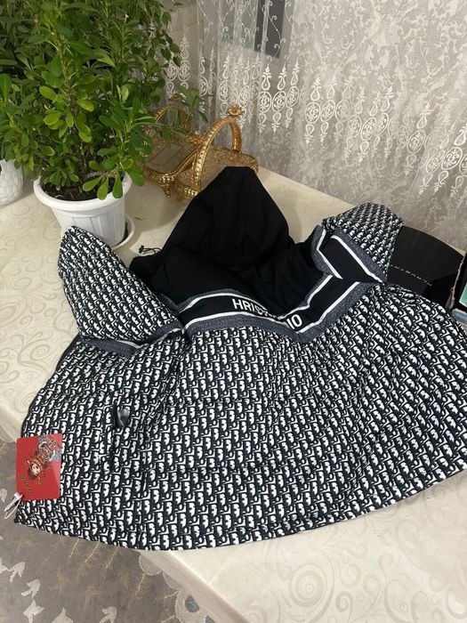 Стильная куртка с фирменным принтом унисекс