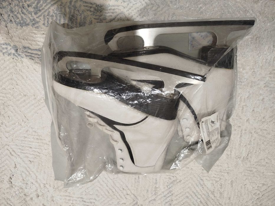 Продам женские коньки в отличном состоянии