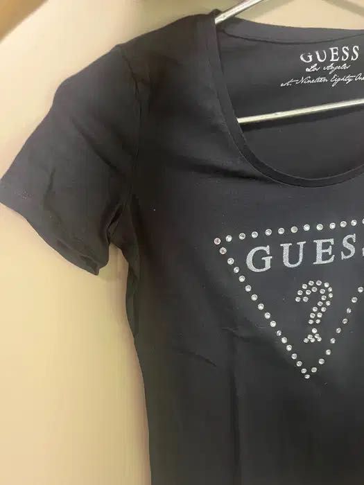 Оригинална тениска на Guess, с камъчета на логото