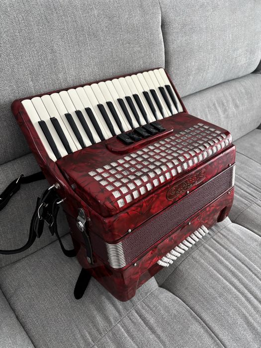 Acordeon clasic cantable cu 72 de basi