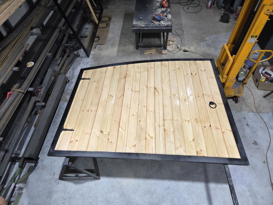 Poarta Imperiala culisanta sau batanta