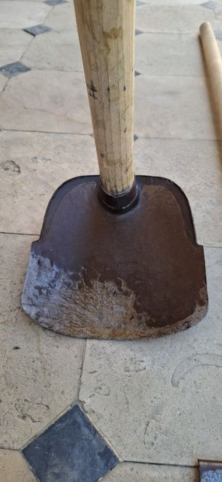 Срочно и дёшево продаётся лопата и китмен