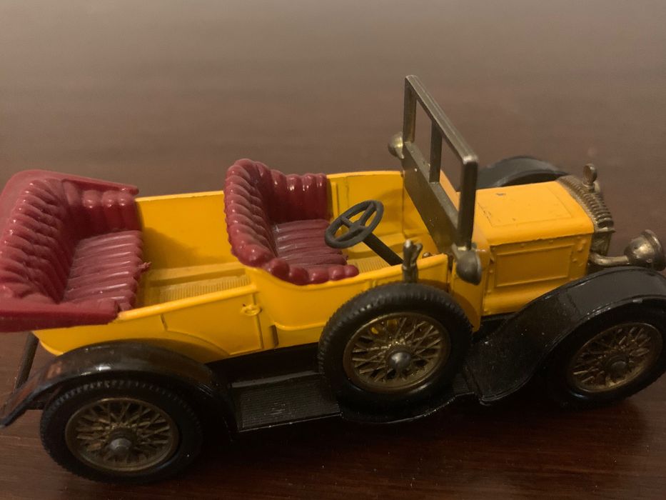 За колекционери - миниатюрни колички и керамични фигури