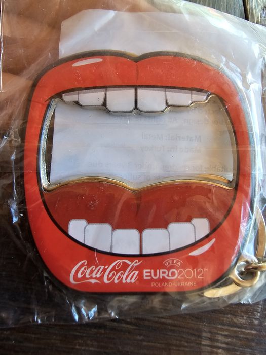 Coca cola , Fanta , Monster ключодържател , значка, камион , стойка