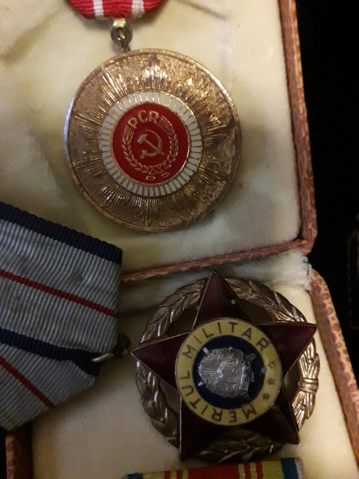 Medalii și decorații.
