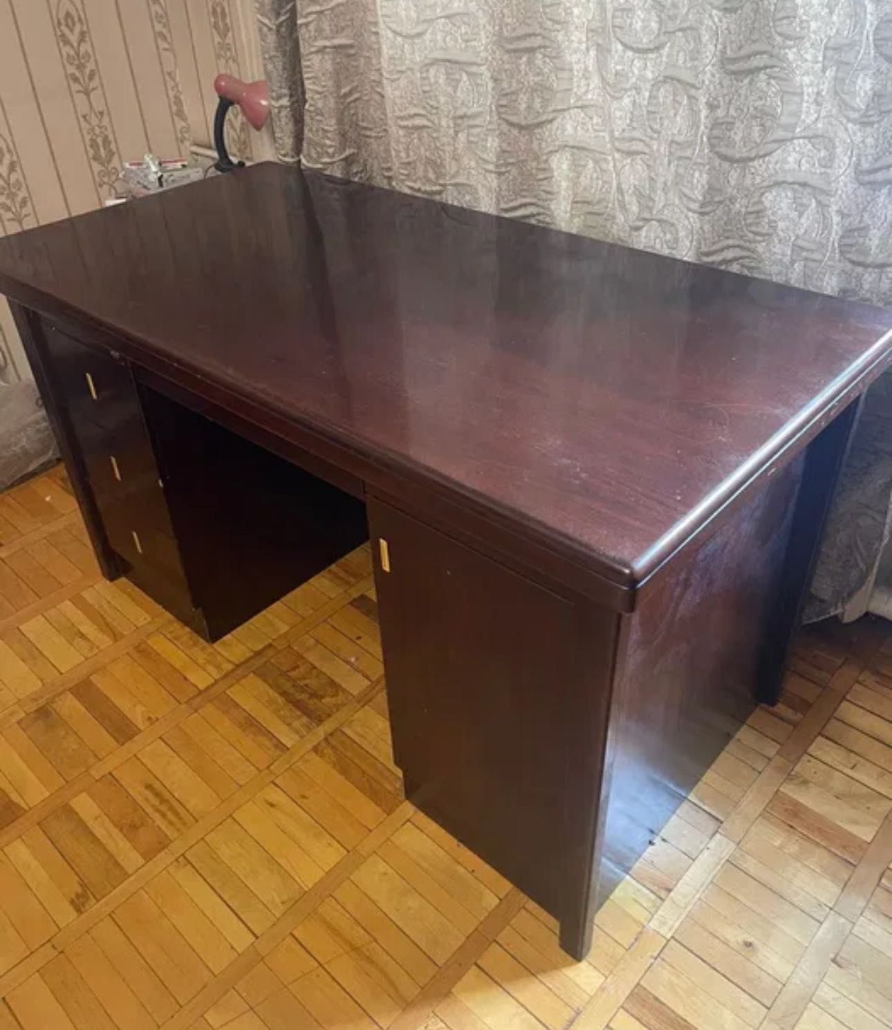 Шкаф и стол в отличном состоянии для офиса