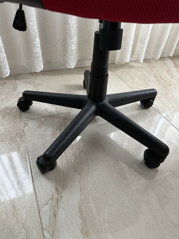 Офис стол на колелца