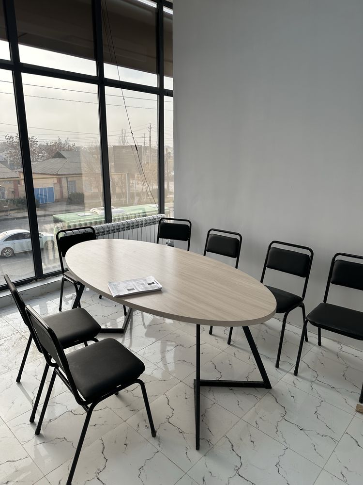 Конферанцияға арналған стол бар