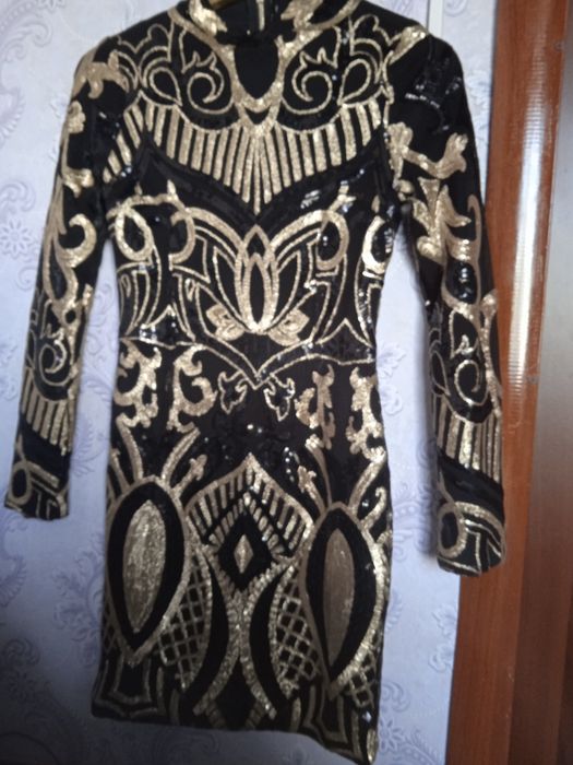 Продам новые платья , срочно .