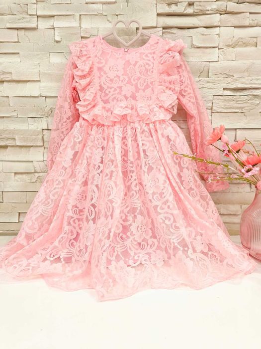 Изключително нежна рокличка изцяло в дантела размер 128