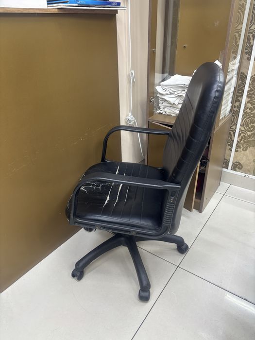 Продам кресло б/у состояние среднее требует ремонта цена 13000