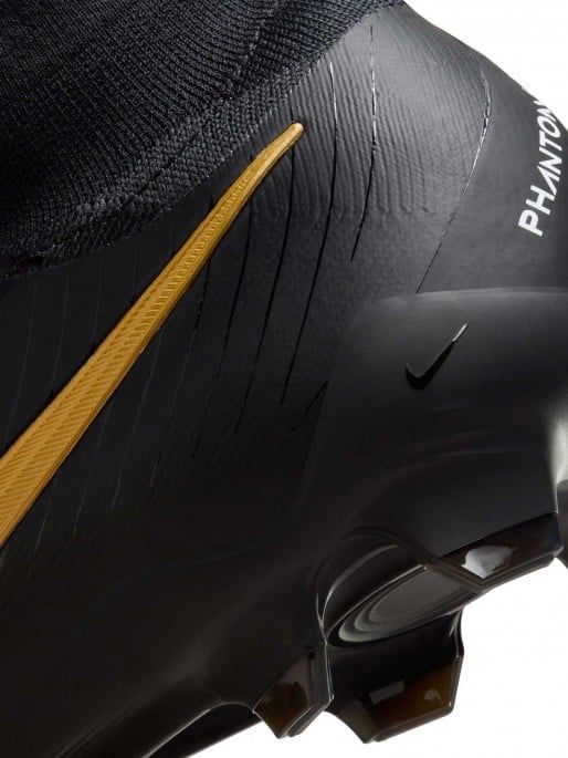 СПЕШНО се продава Nike Обувки PHANTOM LUNA II PRO FG 40.5 номер.