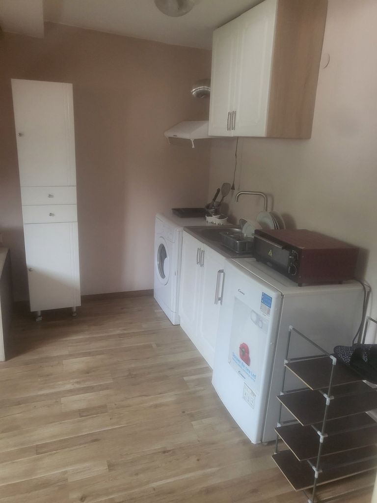 Дава се под наем Едностаен апартамент в Враца, Център - 30 кв.м за 127.5 € - Снимка #2