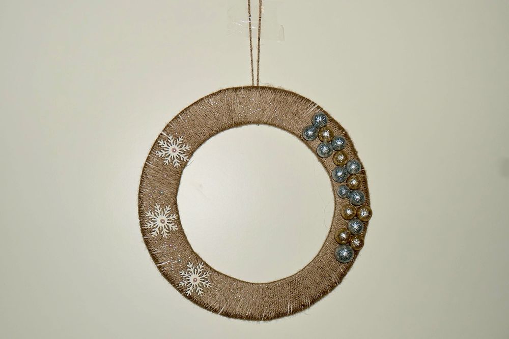 Golden Snow Wreath – Decorațiune handmade de Crăciun