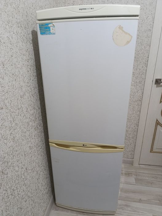Холодильник марки LG сатылады бағасы 50000 теңге, жасап тұр.