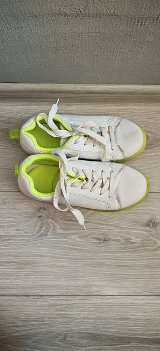Спортни бели обувки