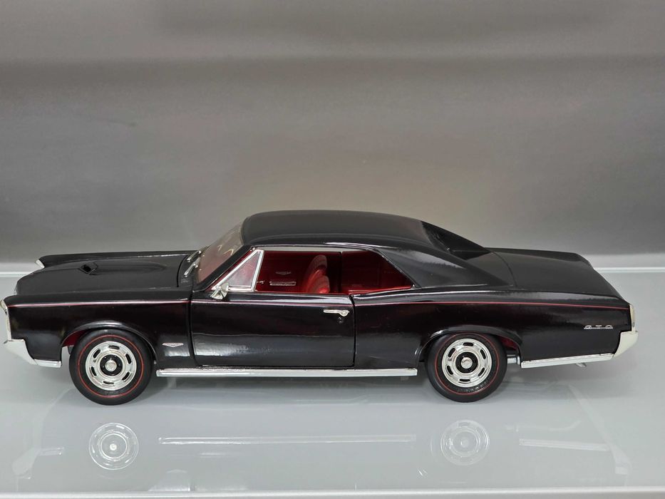 Macheta Auto 1/18 ERTL 1966 Pontiac GTO Black Red