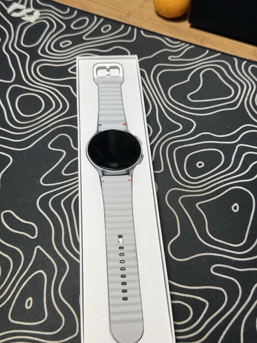 Продам Samsung Galaxy Watch 7 (44 мм), цвет белыый