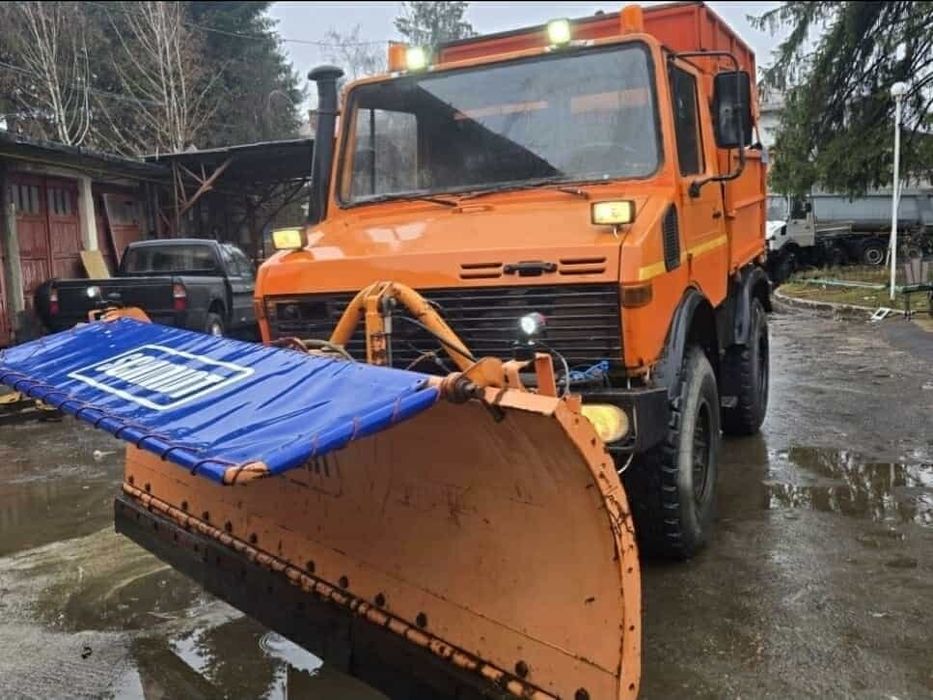 Mercedes-Benz unimog  cu lama de zapada