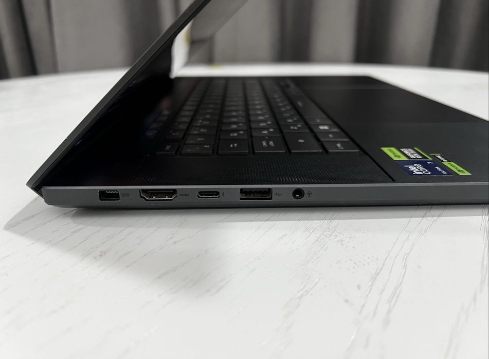 ASUS ROG Zephyrus G16 (GU605MI) RTX 4070, Intel U7 155H, 1TB, 32GB