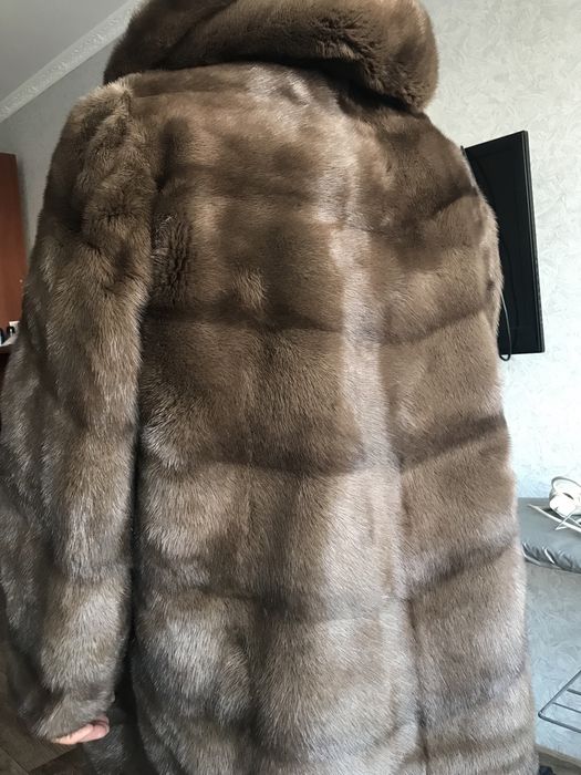 Норковая шуба с капюшоном.