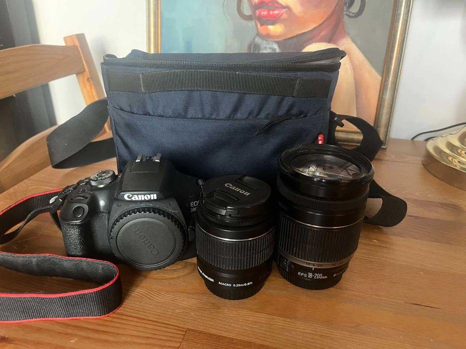 Фотоапарат Canon EOS 2000D с два обектива