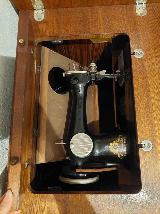 Крачна шевна машина Singer - шкаф