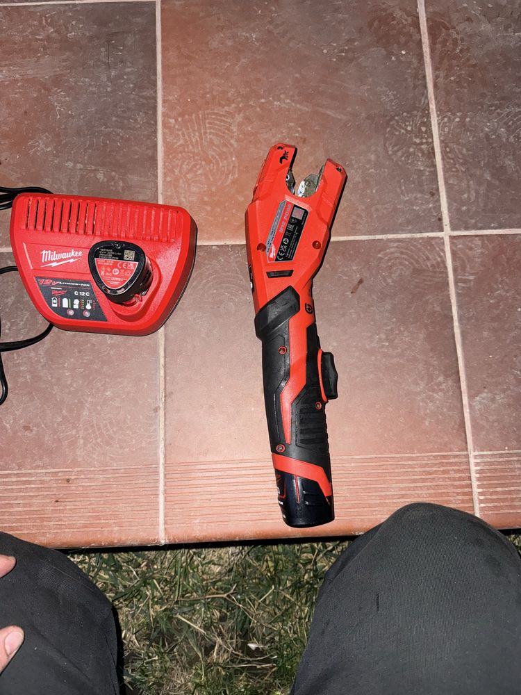 Ferastrau tevi Milwaukee m 12 PCSS