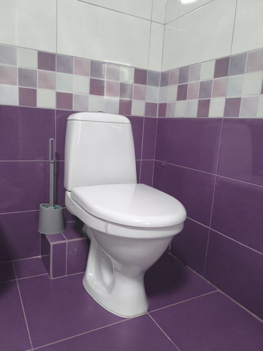 Продам 2 унитаза и раковина с зеркалом