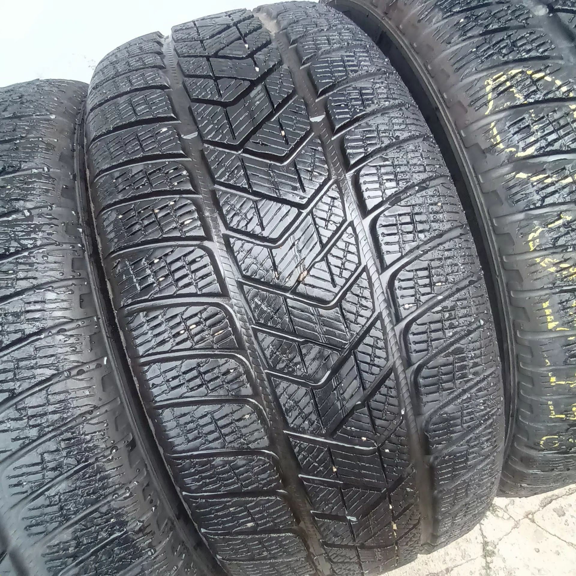 255 50 19 PIRELLI 4броя зимни