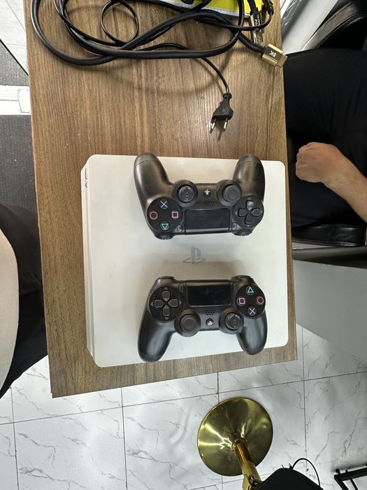 Plastation 4 slim в белом цвете 512 гб 5 игр 2 джостик и провода