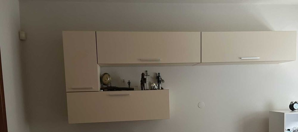 Бюро за компютър и секция за стена